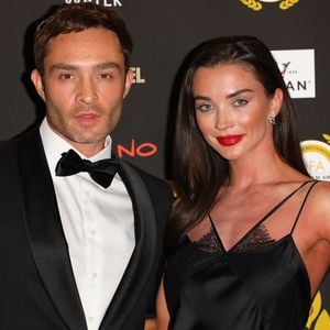 Süßes Paar: Ed Westwick gibt Red-Carpet-Debüt mit seiner Amy