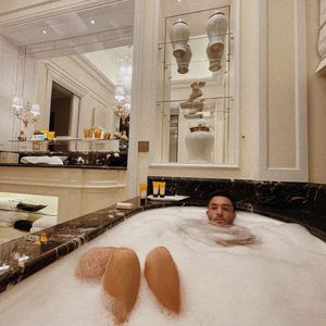 In der Wanne: Ed Westwick gönnt sich Luxus-Bad mit Freundin
