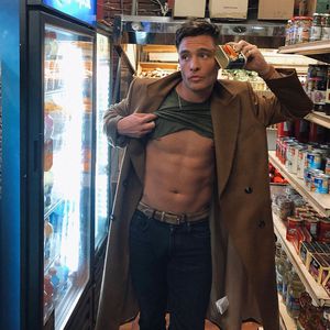 Sixpack-Shopper: Ed Westwick oben ohne im Supermarkt!