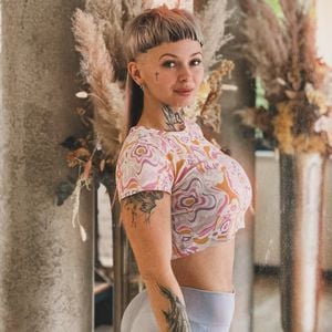 Warum hat Edith Stehfest kürzlich eine Stripshow besucht?