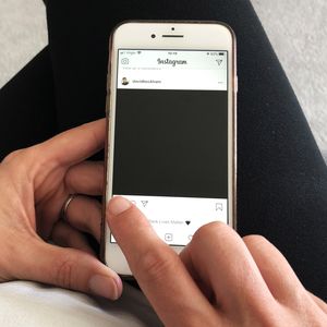Das steckt hinter den schwarzen Instagram-Posts der Promis