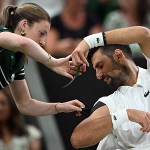Verletzt? Novak Djokovic erlaubt sich Spaß mit Ballmädchen