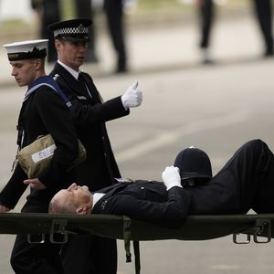 Ein Polizist bricht bei der Beerdigung der Queen zusammen