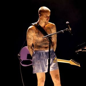 Skurrile Show: Justin Bieber performt in seiner Unterhose