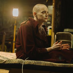 Deshalb hielt Emma Stone ihre Glatze für "Bugonia" geheim