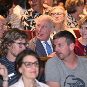König Charles überrascht Fans im Royal Shakespeare Theatre