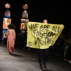 Pariser Fashion Week: Aktivistin stürmt Dior-Modenschau