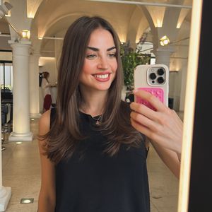 Ekaterina Leonova bekommt Rosen von heimlichem Verehrer