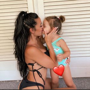 "Du und ich": Elena Miras teilt süßes Kussfoto mit Tochter