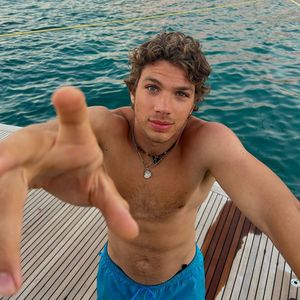 In Unterwäsche: Elias Becker startet als Männermodel durch