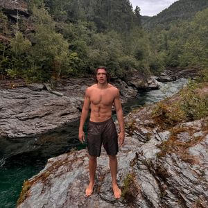 Oben ohne: Elias Becker präsentiert sein strammes Sixpack!