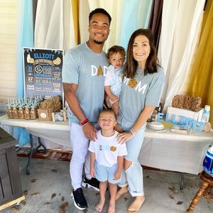 Football-Star Elijah Mitchell heiratet seine Jugendliebe!