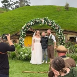 Elijah Wood überrascht Fans bei "Herr der Ringe"-Hochzeit