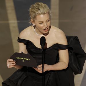 Während Oscar-Moderation: Elizabeth Banks hat kaum Stimme