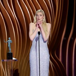 "The Crown"-Star Elizabeth Debicki bekommt SAG Award barfuß!