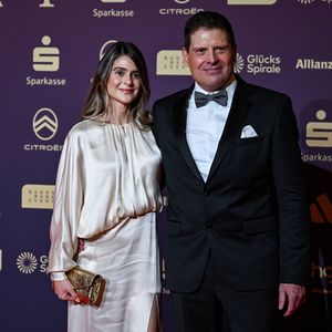Selten: Jan Ullrich posiert mit seiner Partnerin bei Gala