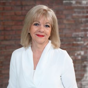 "Bares für Rares"-Händlerin Elke kaufte eine kaputte Uhr!