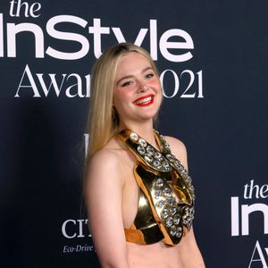 Top oder Flop? Elle Fanning im Ketten-Crop-Top am Red Carpet