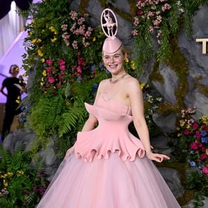 Was tanzt denn da? Elle Fanning überrascht mit Spieluhr-Look