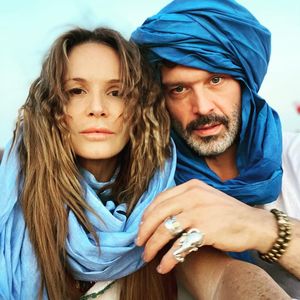 Haben sich Elle MacPherson und Doyle etwa heimlich verlobt?
