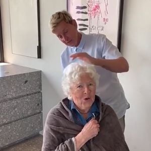 Ellen schneidet Mama zum 90. Haare: Sie hasst ihr Geschenk!