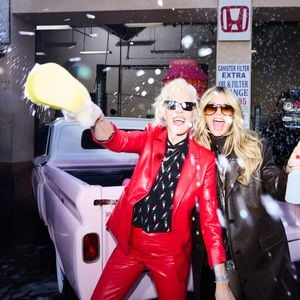 Ellen von Unwerth lädt GNTM-Kandidaten zum Autowaschen ein