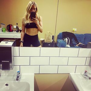 Wow! Hier präsentiert Ellie Goulding ihren muskulösen Body