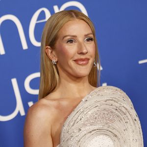 Nanu? Ellie Goulding trägt löchrigen Anzug zur Fashionshow!