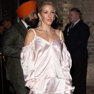 Mode-Fail? Ellie Goulding im rosafarbenen Pyjama bei Event