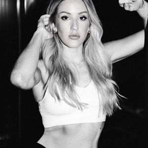 Ganz schön fit: Ellie Goulding zeigt krasse Bauchmuskeln