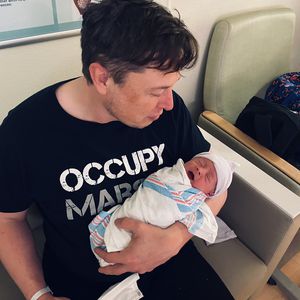 Elon Musk und Grimes dürfen ihren Sohn nicht X Æ A-12 nennen