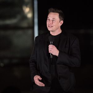 Elon Musk muss am B-Day arbeiten: Twitter macht sich lustig!