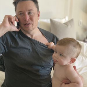 Mit Handy am Ohr: Elon Musk teilt neues Foto mit seinem Sohn