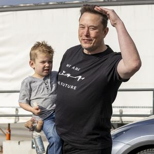 Elon Musk bringt Sohn mit zum Tesla-Werk in Brandenburg!