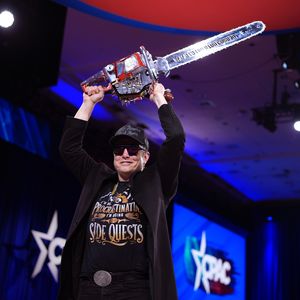 Elon Musk fuchtelt bei Konferenz wild mit Kettensäge herum