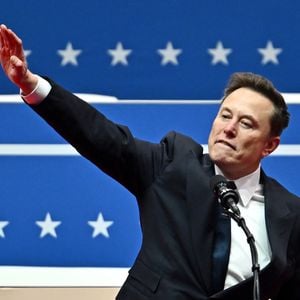 Elon Musk sorgt mit umstrittener Handgeste für großen Wirbel