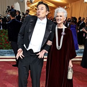 Trotz milliardenschwerem Sohn: Maye Musk schläft in Garage!
