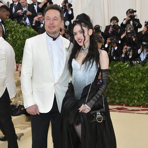 Grimes bittet Elon Musk um medizinische Hilfe für sein Kind