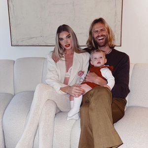 Elsa Hosk posiert mit Baby und Freund nackt auf Vogue-Cover