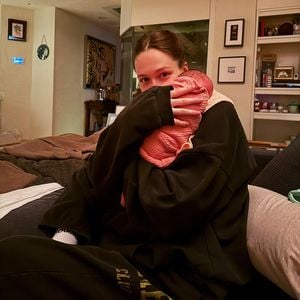 Elsie Hewitt teilt ehrliche Eindrücke aus dem Wochenbett