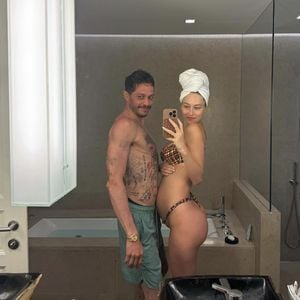 Elsie Hewitt zeigt Babybauch und Urlaubsglück mit Pete