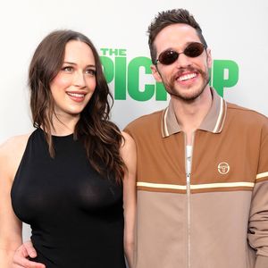 Schwangere Elsie Hewitt und Pete Davidson turteln im Stadion