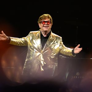 Elton John bereut die Namensänderung für seine Karriere