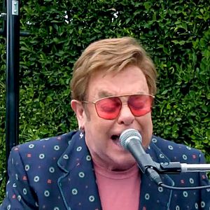 Schwere Zunge? Elton John singt lallend beim Netz-Konzert
