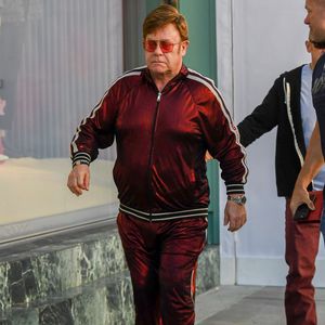 Gucci von Kopf bis Fuß: Elton John trägt Luxus-Jogginganzug