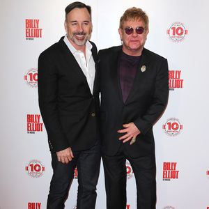 Kriselt es? Elton John verschiebt seine Hochzeit!