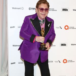 Sir Elton John: Rote Augen und leuchtende Füße!