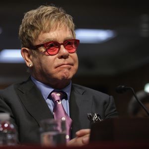 Liebeskummer betäuben: Elton John nahm Überdosis Pillen