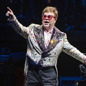 Geht es ihm gut? Fans sorgen sich um Elton John im Rollstuhl