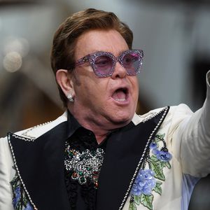 Kein unbeschwerter Urlaub: Elton John droht Masken-Ärger
